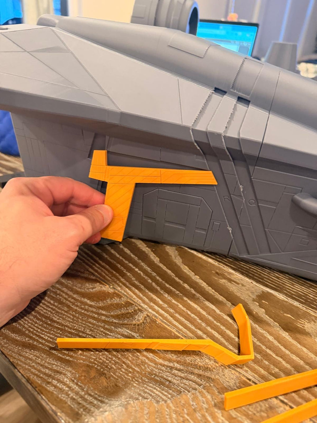 Titan Razor crest r Model | Large Sci-Fi Warship Display | Bolt Together Assembly