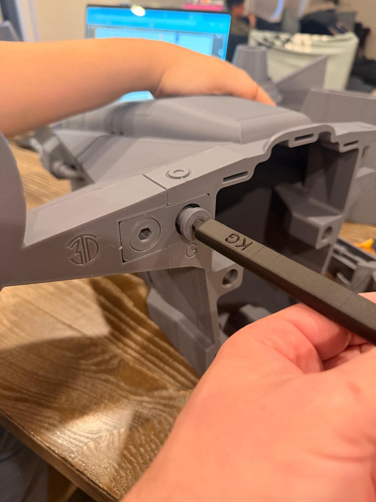 Titan Razor crest r Model | Large Sci-Fi Warship Display | Bolt Together Assembly